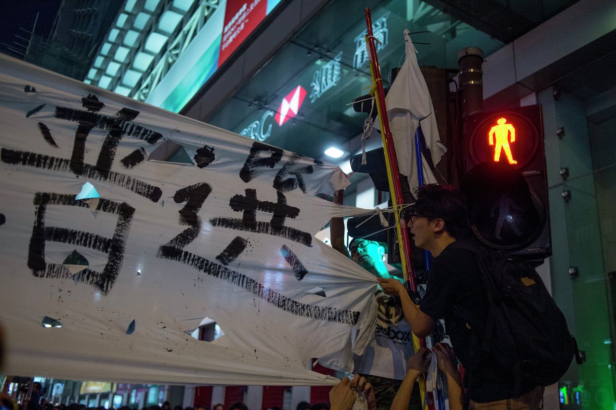 Сторонник протестного движения Occupy Central на митинге в районе Mong Kok в Гонконге Сторонник протестного движения Occupy Central на митинге в районе Mong Kok в Гонконге