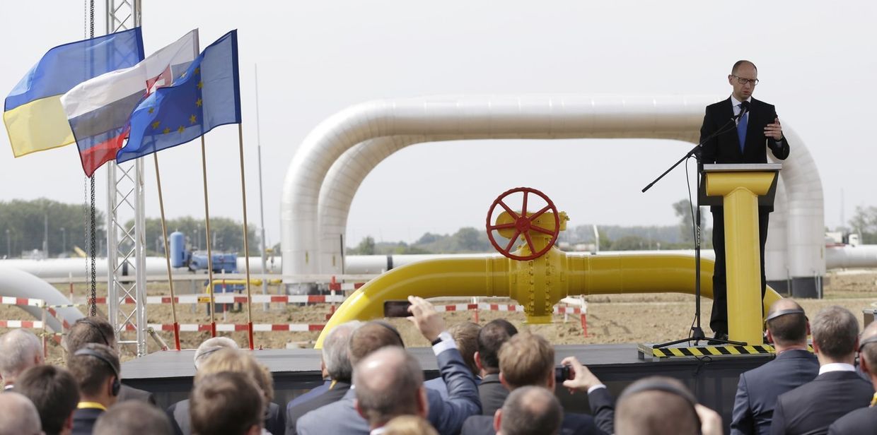 Премьер-министр Украины Арсений Яценюк на церемонии открытия реверса газа из Словакии