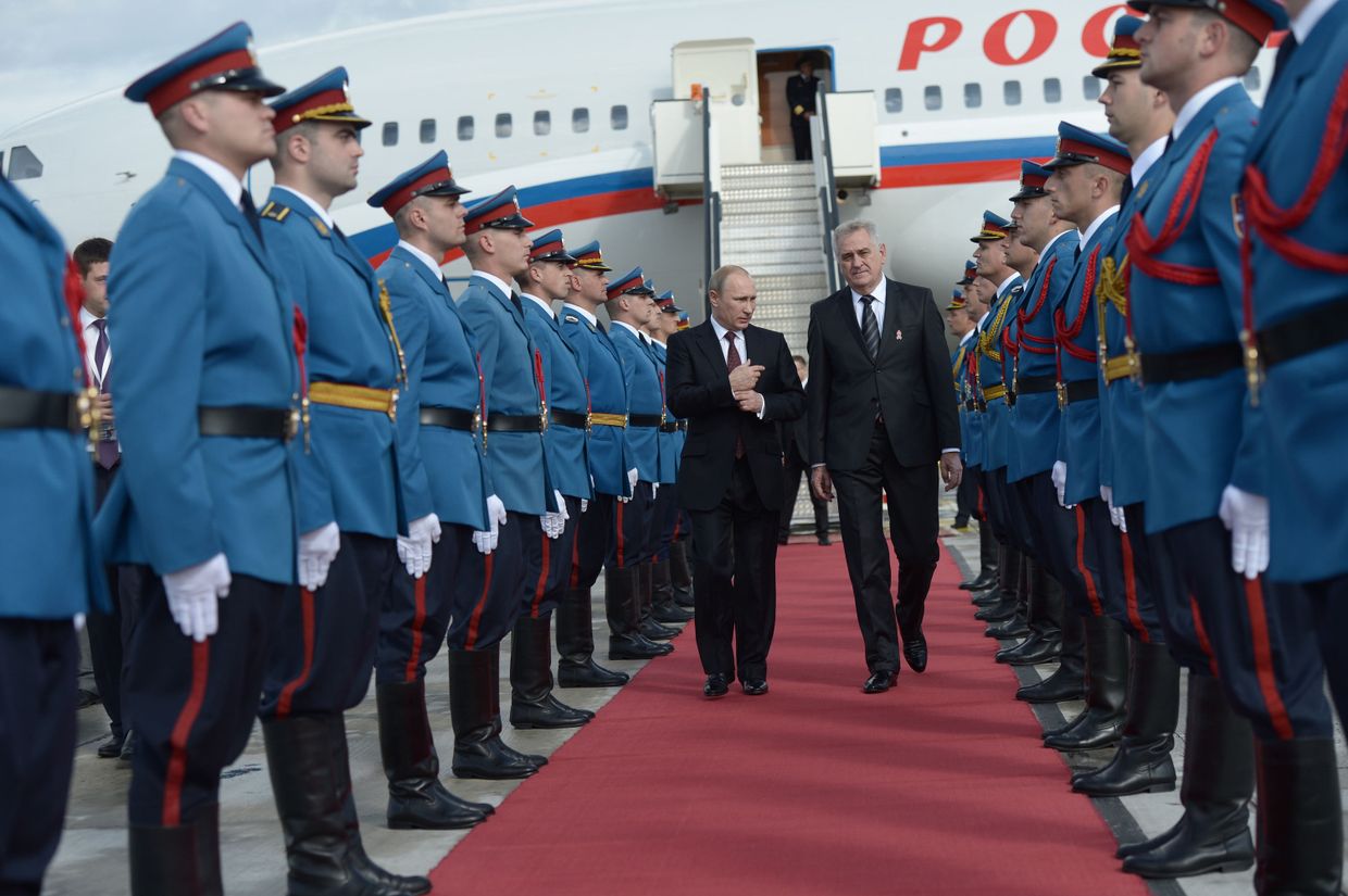 Президент России Владимир Путин и президент Сербии Томислав Николич в аэропорту Белграда