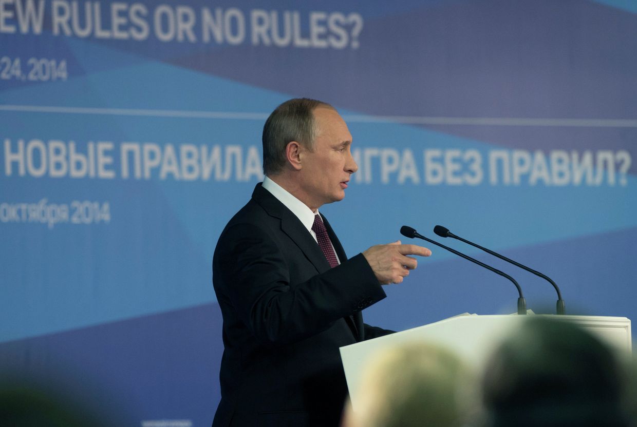 Президент России Владимир Путин выступает на итоговой пленарной сессии XI заседания Международного дискуссионного клуба Валдай в Сочи