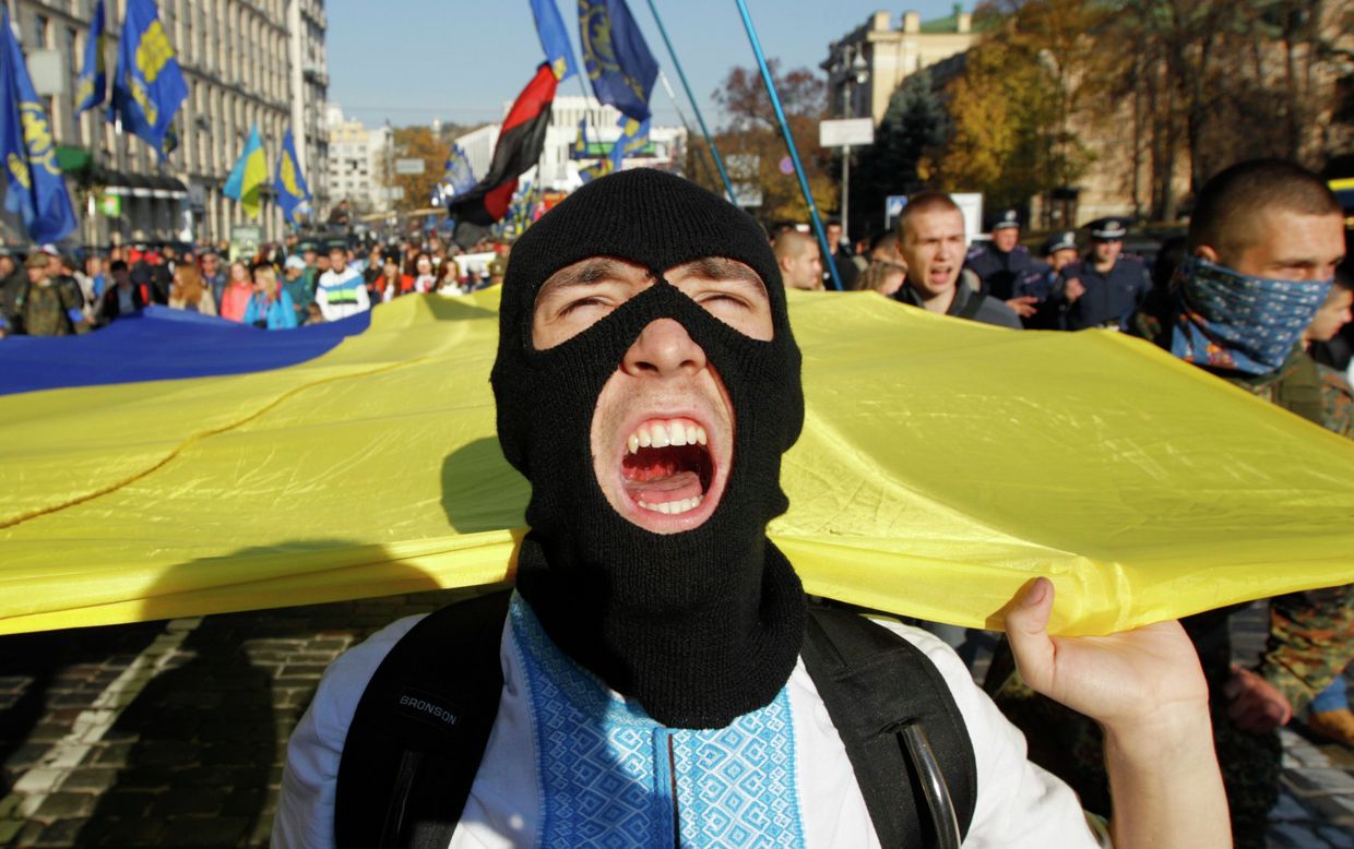Активисты партии Свобода на митинге перед Верховной Радой Украины, в Киеве, 14 октября 2014