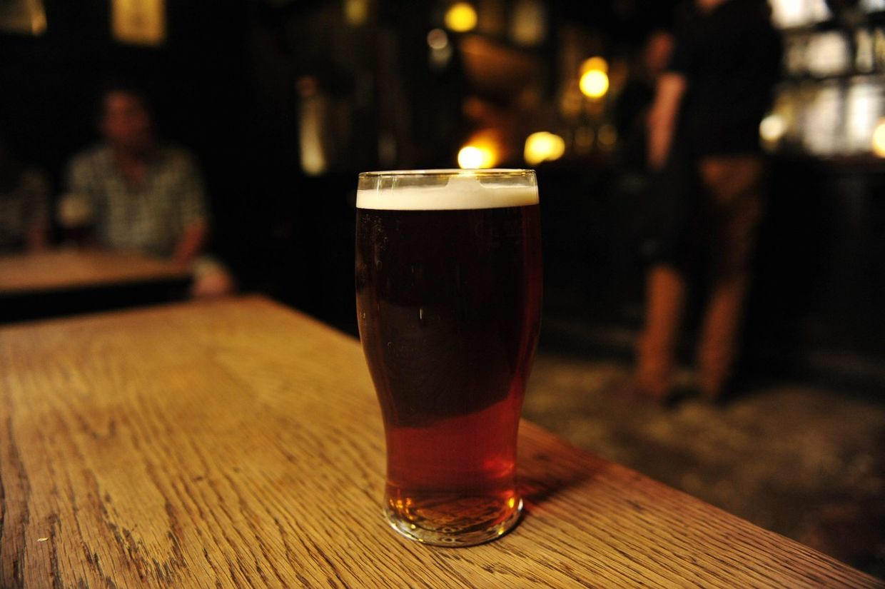 Пинта пива в баре Ye Olde Cheshire Cheese в Лондоне