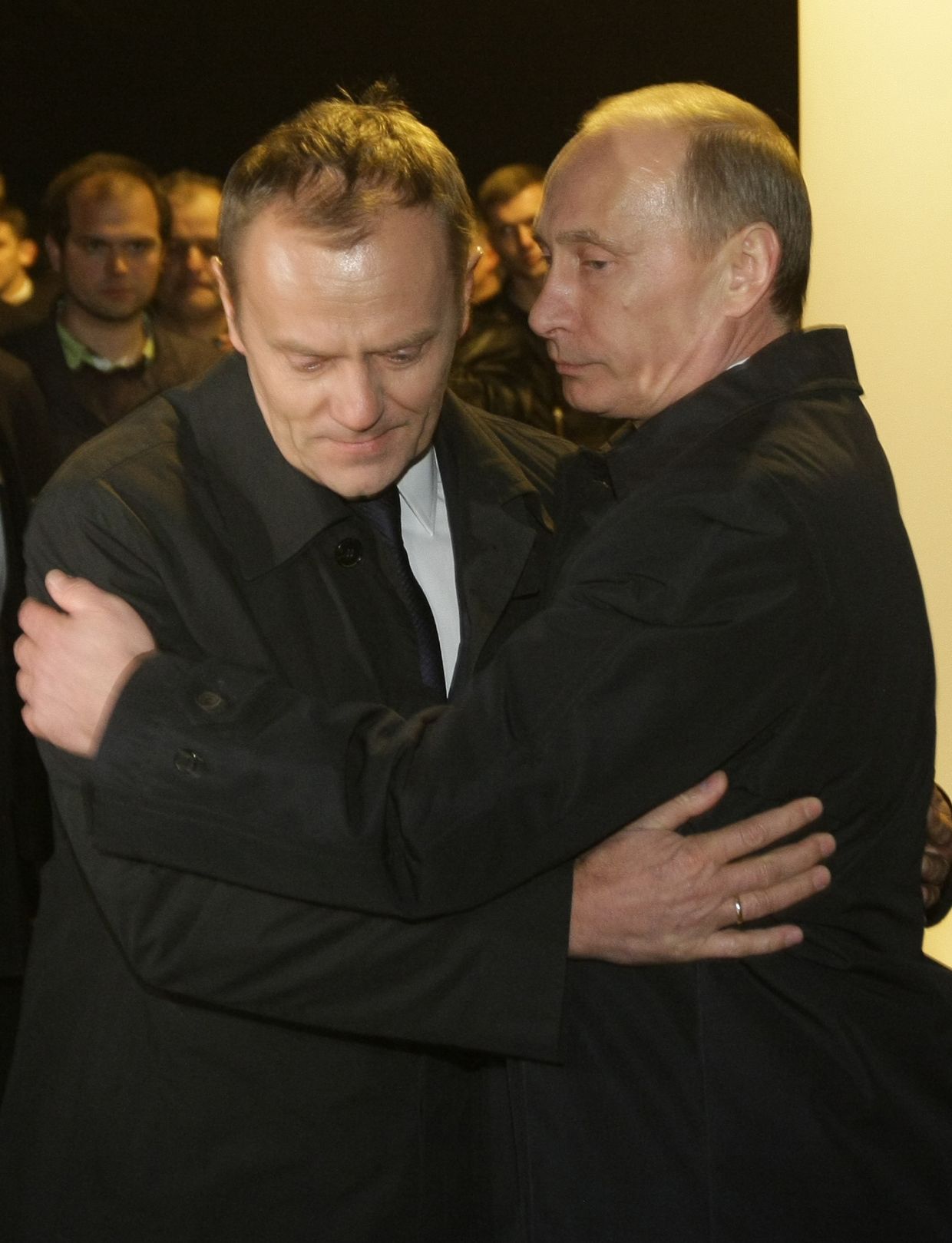 Премьер-министры РФ и Польши В. Путин и Д. Туск посетили место крушения польского самолета Ту-154