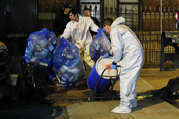 Сотрудники службы по утилизации бытовых отходов рядом с домом доктора Крейга Спенсера, заболевшего лихорадкой Эбола