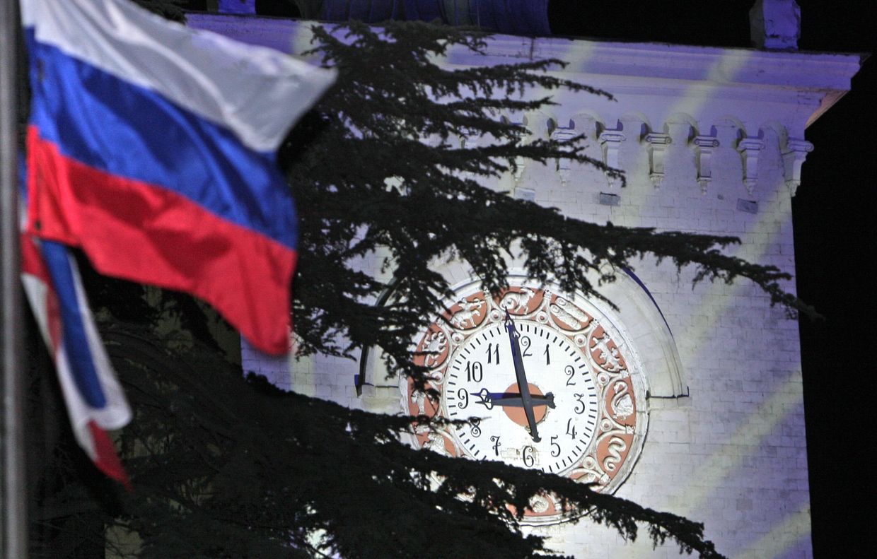 Часы на железнодорожном вокзале Симферополя