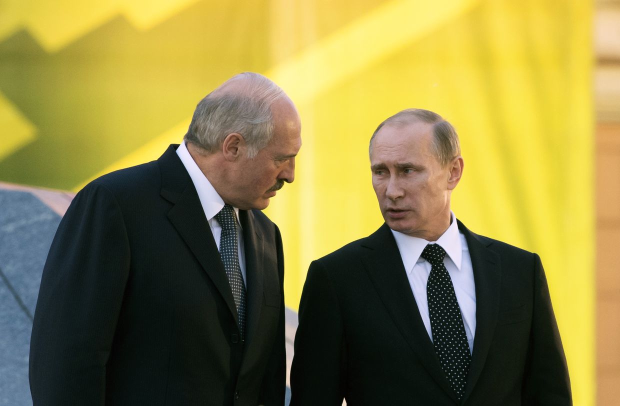 Александр Лукашенко и Владимир Путин на церемонии возложения венка к мемориалу Победы в Минске