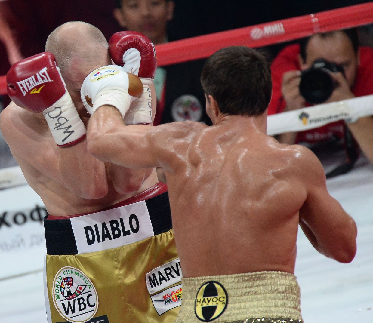 Бокс. Поединки за звания чемпионов по версии WBA и WBC