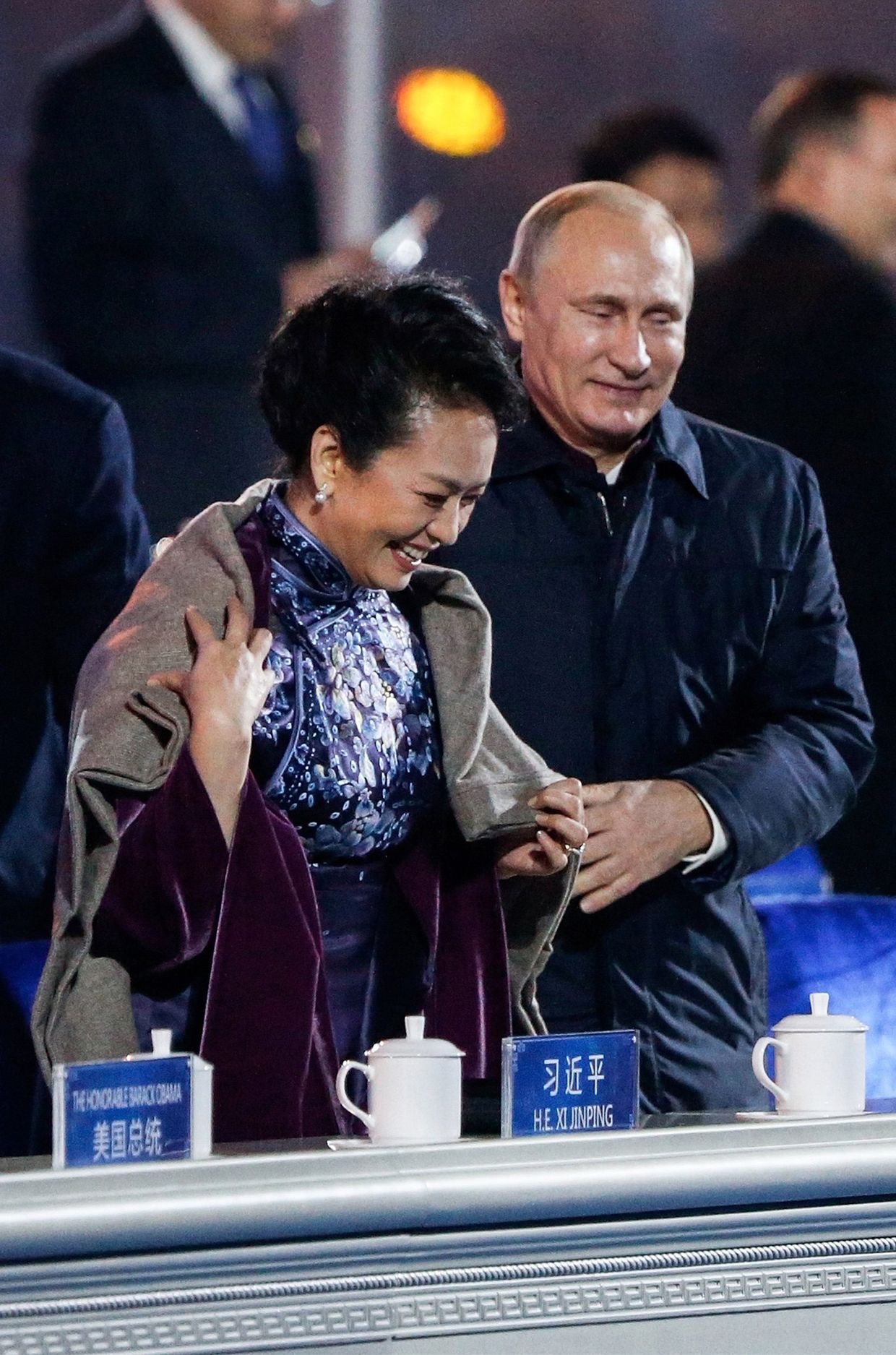 Владимир Путин накидывает плед на плечи первой леди Китая Пэн Лиюань