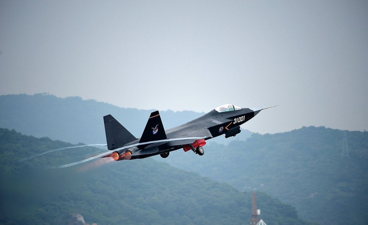 Китайский многоцелевой истребитель J-31 на авиасалоне в Чжухае