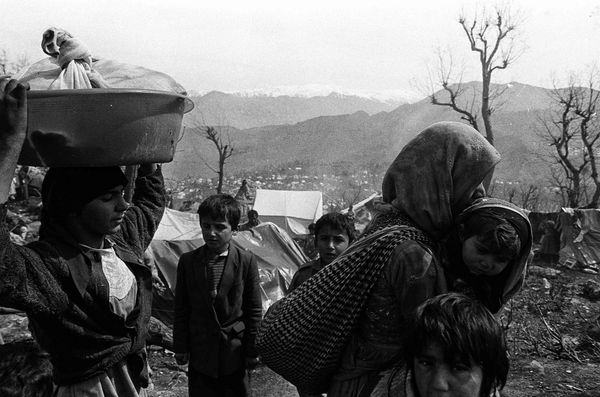 Иракские курды в лагере для беженцев Чукурджа в Турции, 1991 год