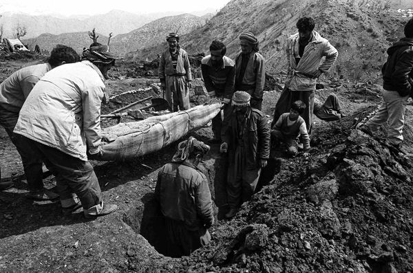 Похороны в лагере для беженцев Чукурджа в Турции, 1991 год