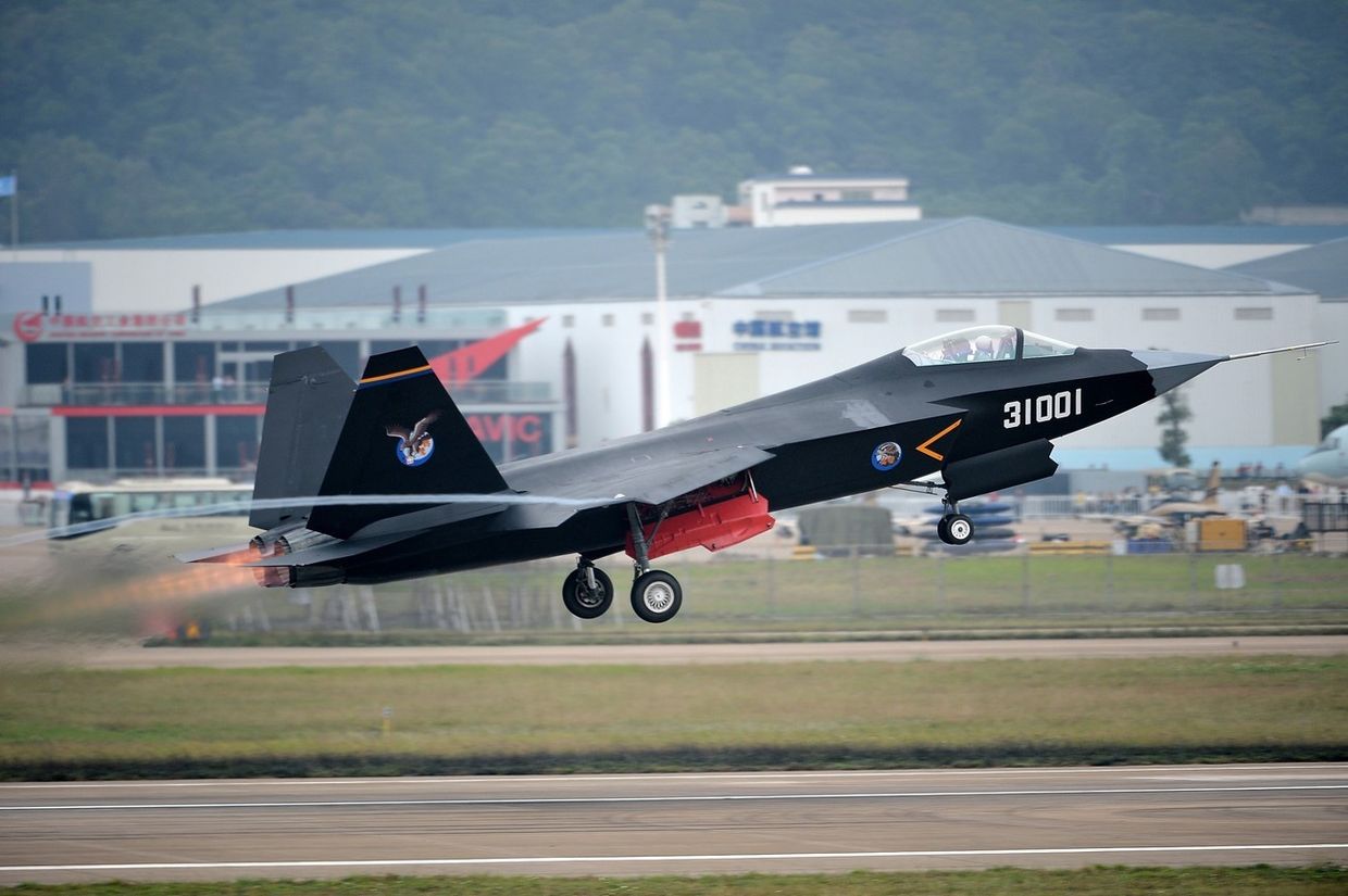 Китайский истребитель J-31 на авиасалоне в Чжухае