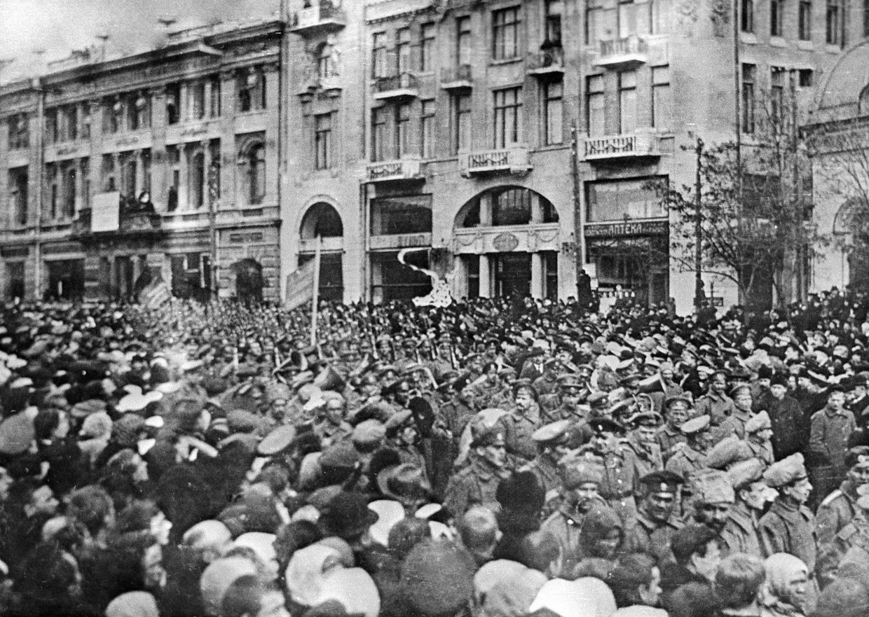 Жители Харькова принимают участие в демонстрации в первые дни февральской революции