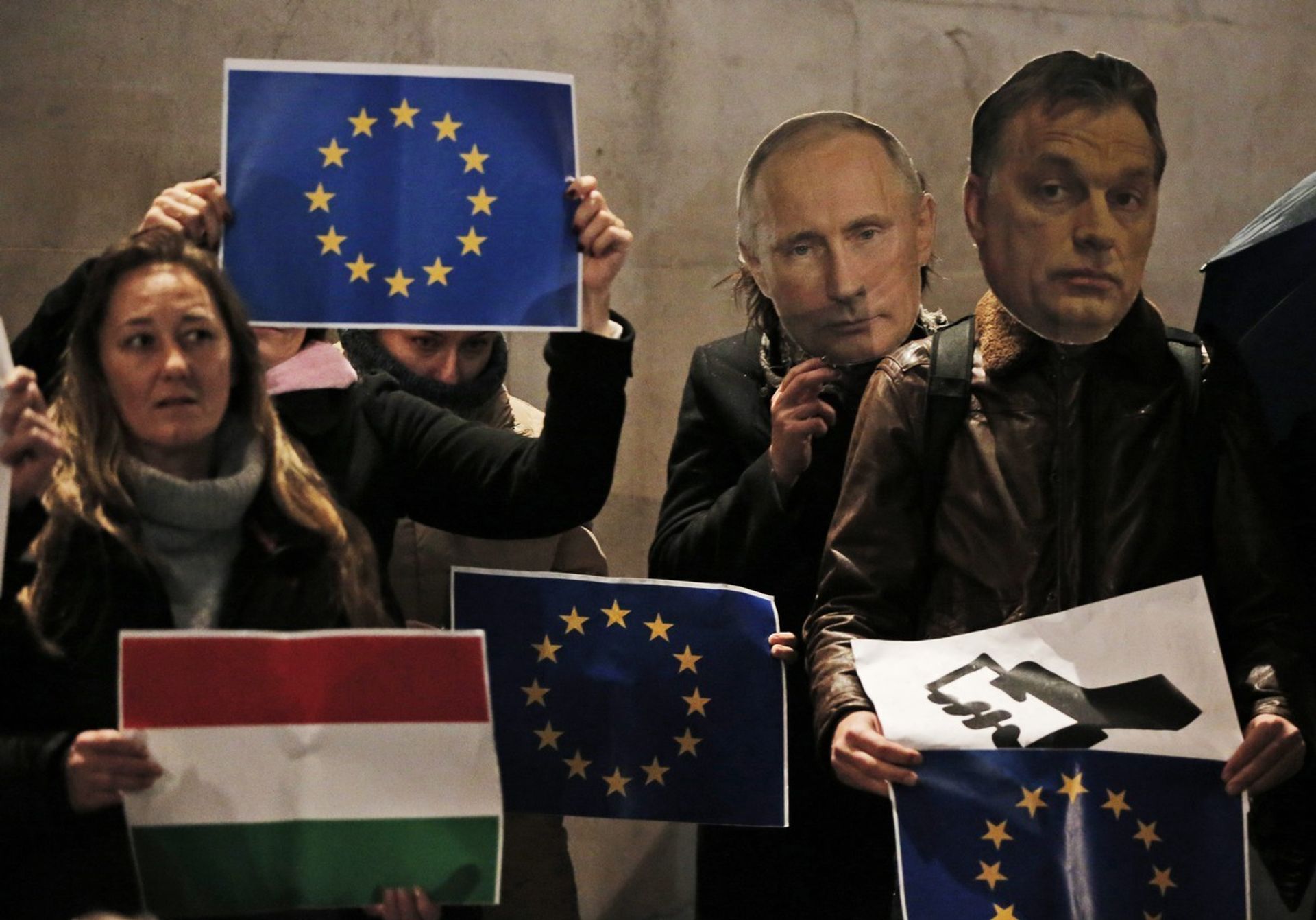 Демонстранты с потретами Владимира Путина и Виктора Орбана на акции протеста в Лондоне Демонстранты с потретами Владимира Путина и Виктора Орбана на акции протеста в Лондоне - ИноСМИ, 1920, 12.03.2021