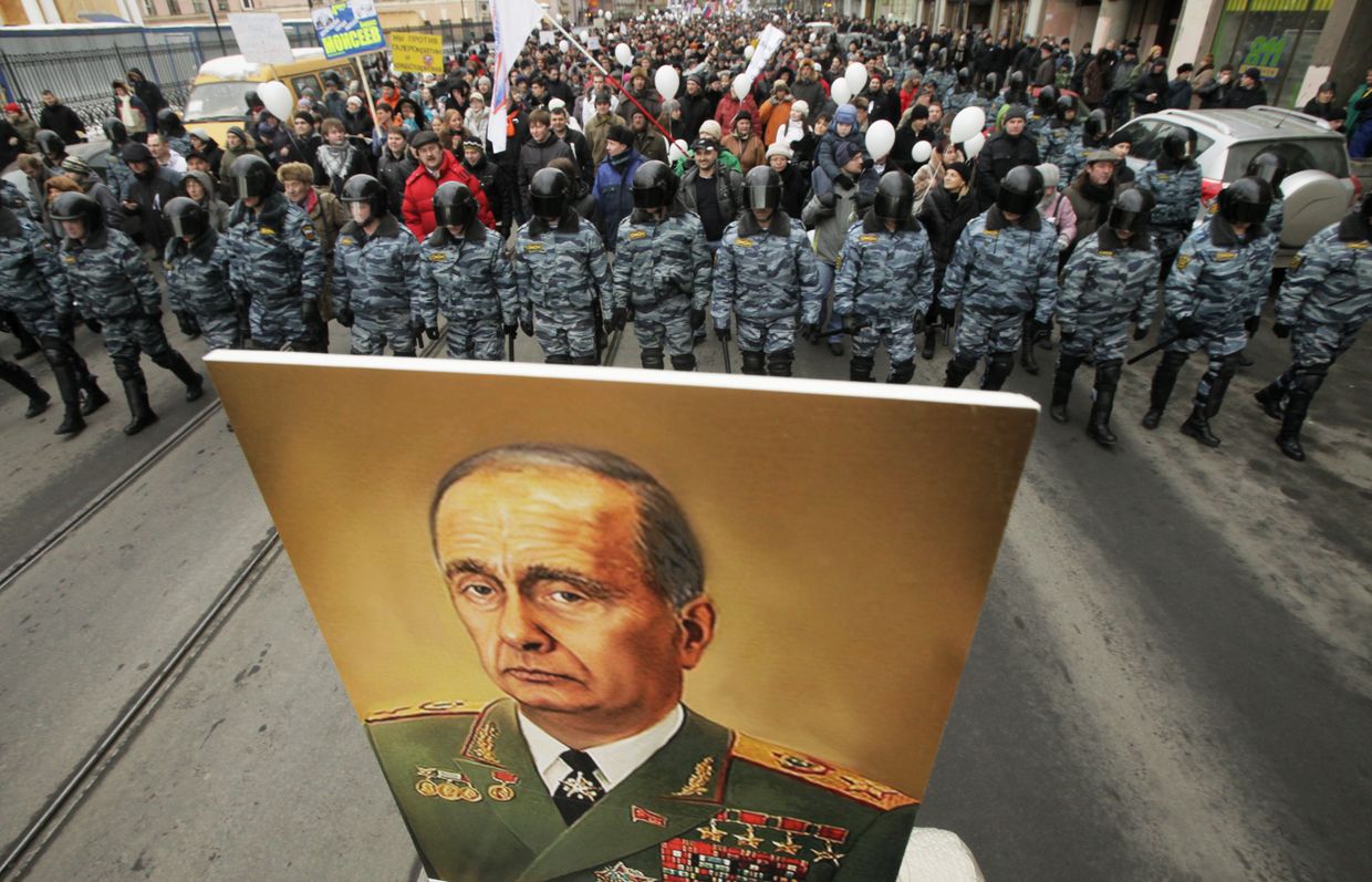 Портрет Путина-Брежнева на акции протеста в Санкт-Петербурге, февраль 2012 года