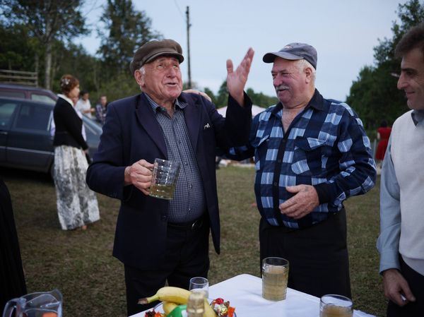 Жители Абхазии пьют вино