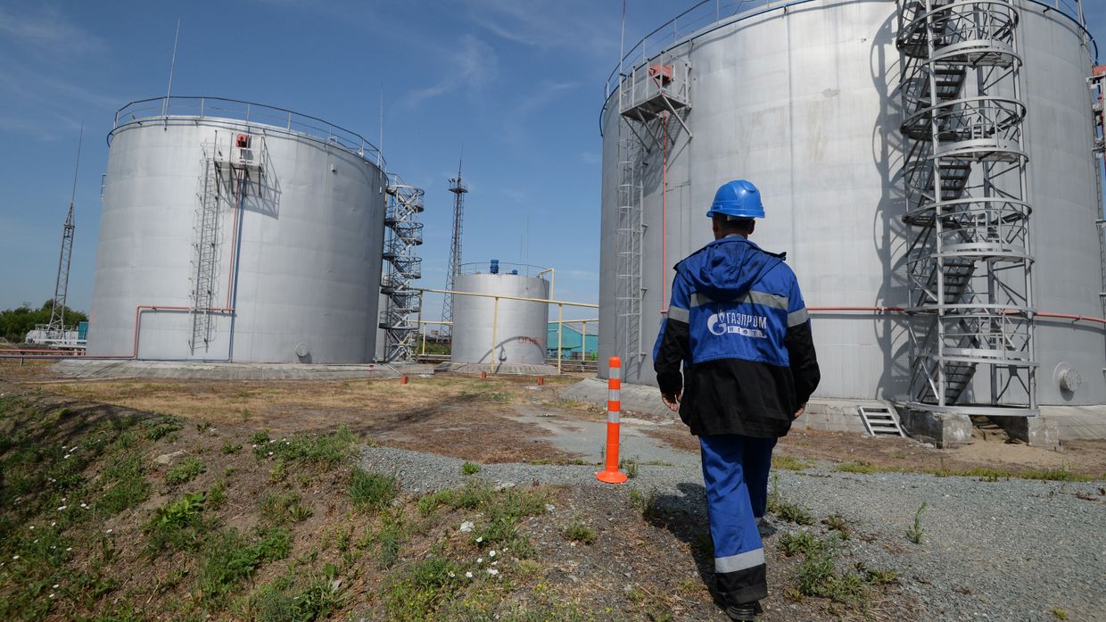 Сотрудник Новосибирской нефтебазы компании «Газпром нефть» возле резервуаров для хранения топлива