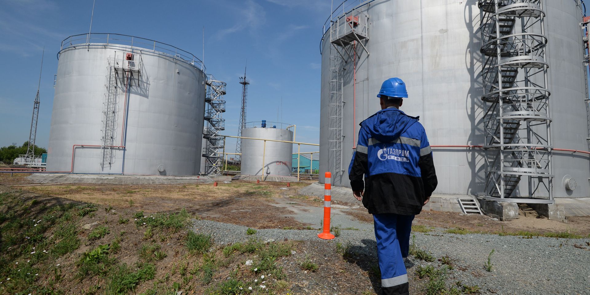 Сотрудник Новосибирской нефтебазы компании «Газпром нефть» возле резервуаров для хранения топлива - ИноСМИ, 1920, 20.04.2021