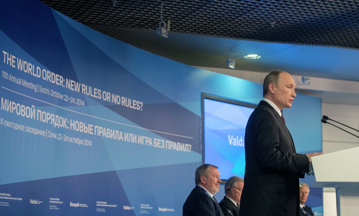 Президент России Владимир Путин выступает на итоговой пленарной сессии XI заседания Международного дискуссионного клуба Валдай в Сочи