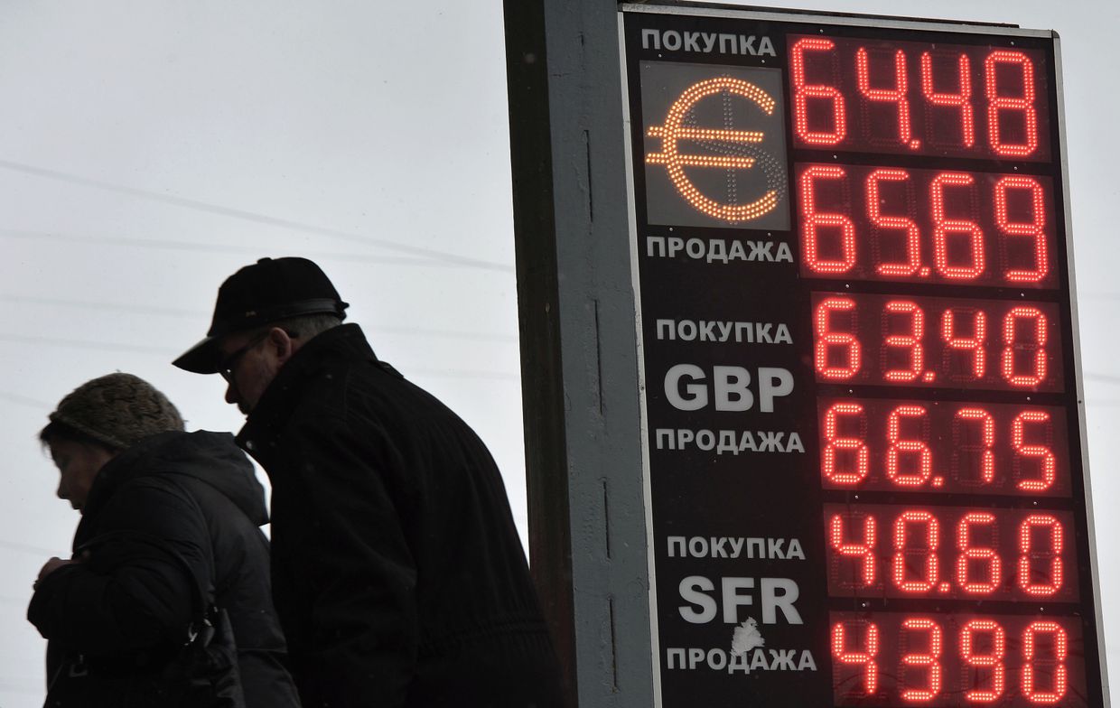 Доллар превысил 52 рубля, евро поднялся выше 64 рублей
