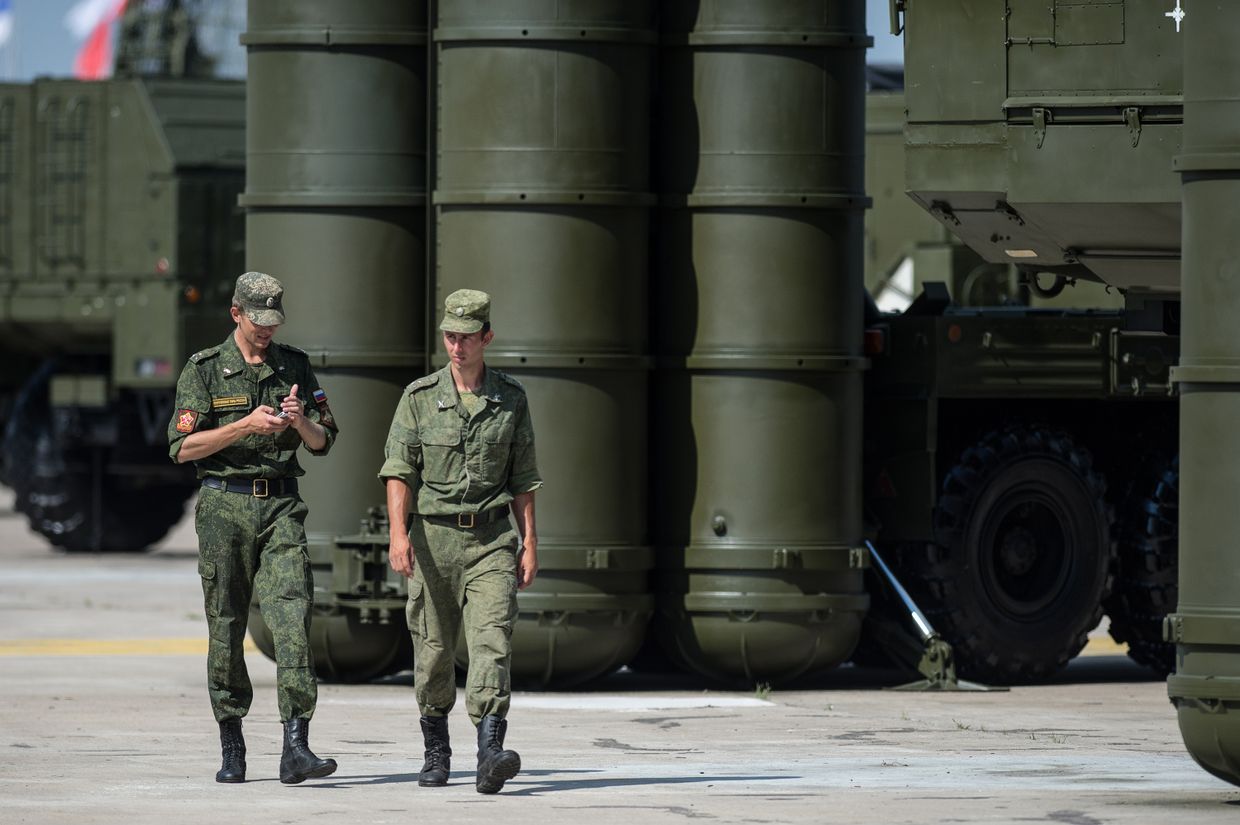 Военнослужащие у зенитно-ракетной системы С-300 во время подготовки к международному форуму «Технологии в машиностроении-2014» в подмосковном Жуковском