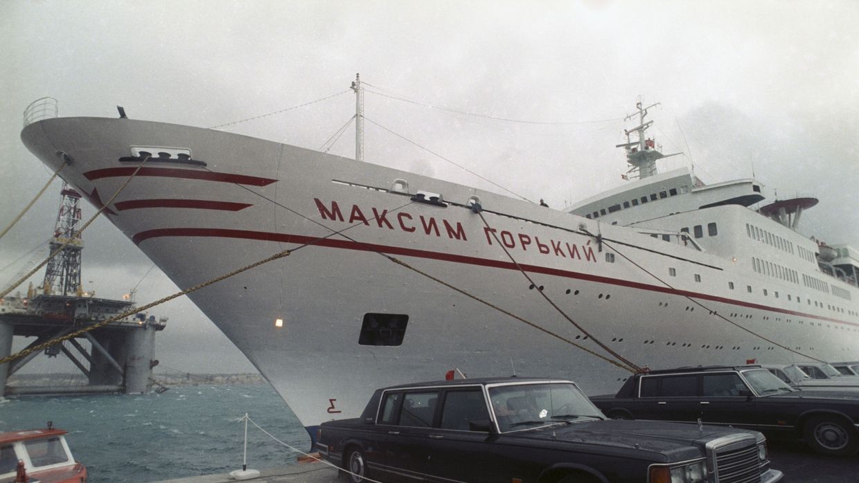Теплоход Максим Горький на рейде у берегов Мальты