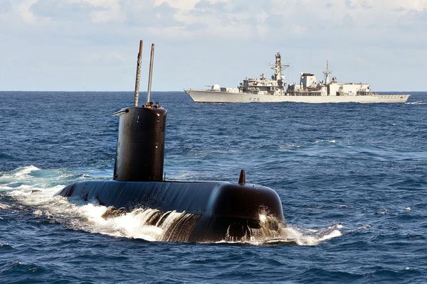Подводная лодка типа 209 SAS Charlotte Maxeke (S102) ВМФ ЮАР и британский фрегат HMS Portland