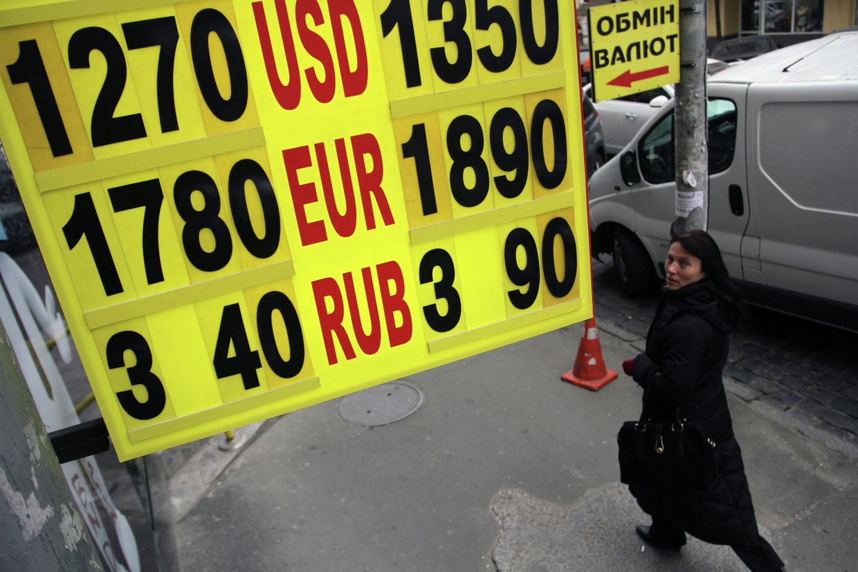 Курс гривны на Украине снизился относительно доллара и евро
