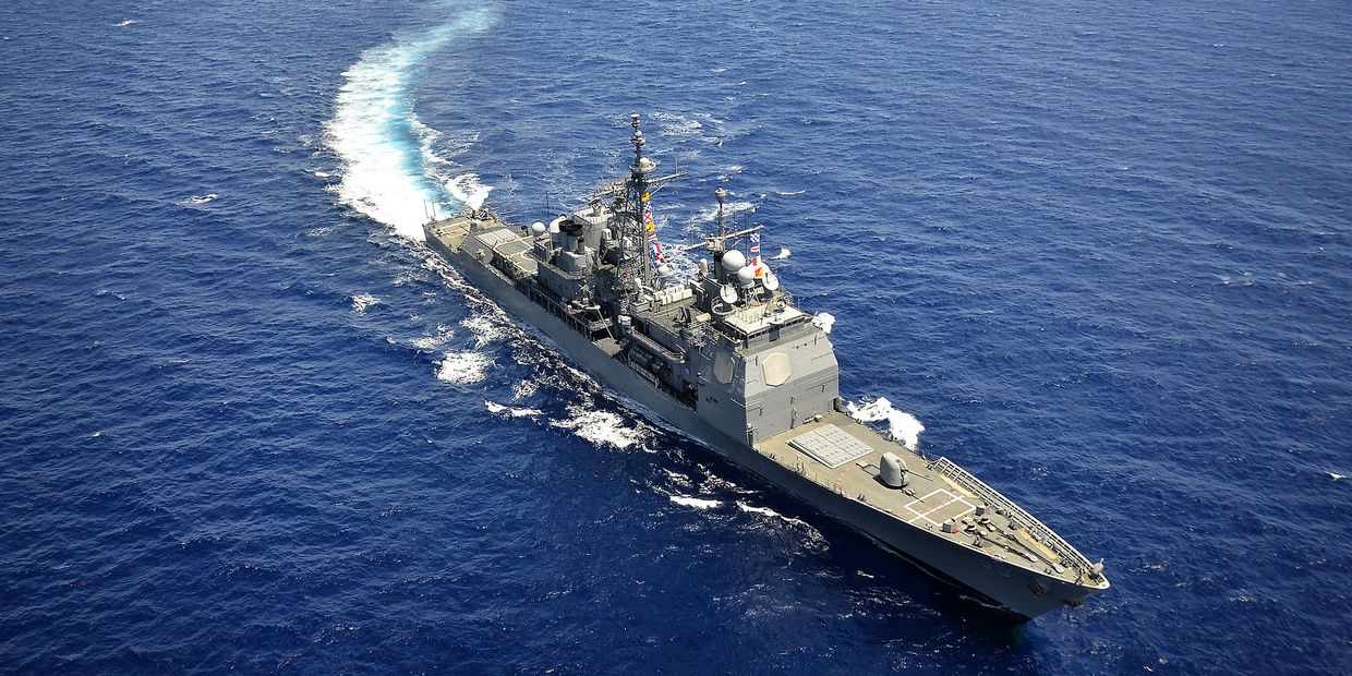 Ракетный крейсер USS Chosin в Тихом океане