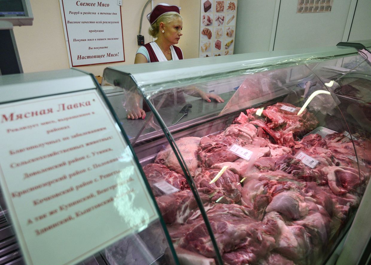 Торговля мясом на продовольственной ярмарке 