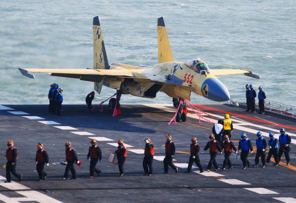 Истребитель J-15 на палубе авианосца «Ляонин»