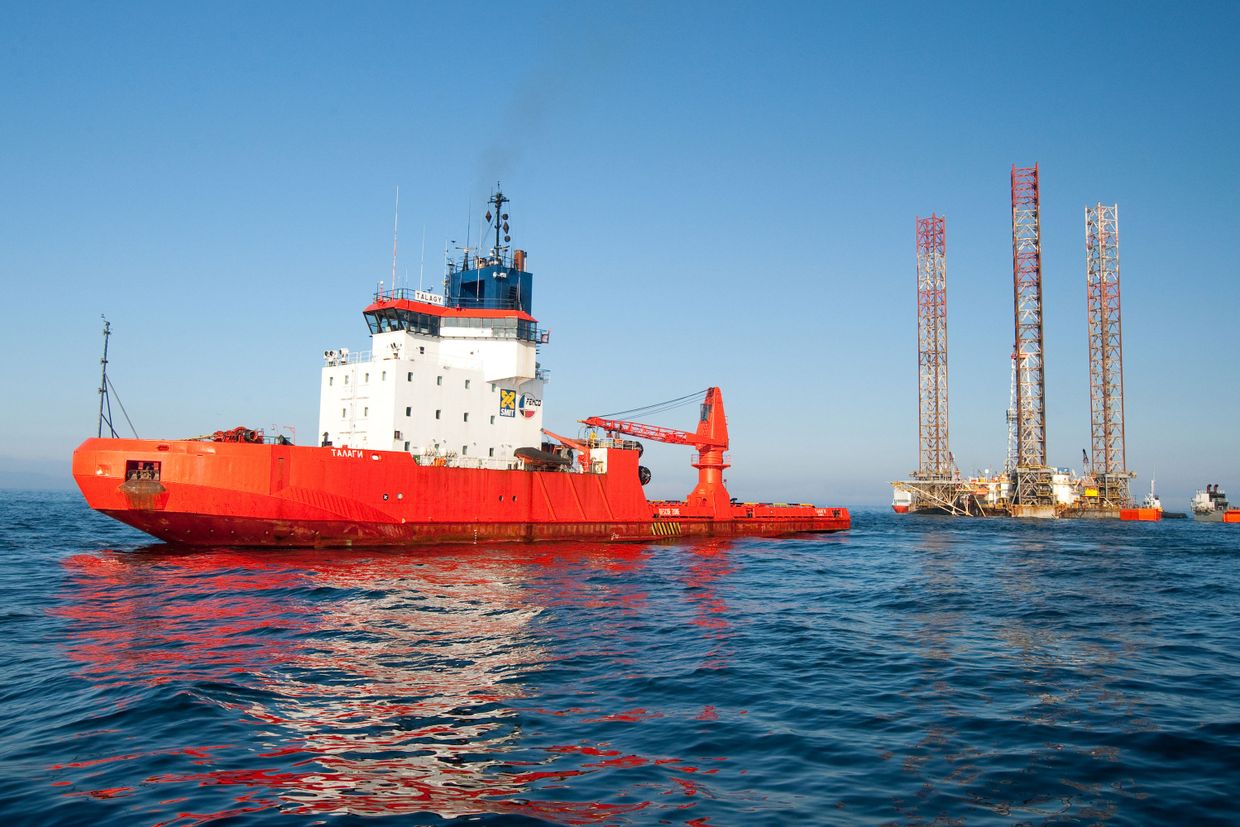 Погрузка самоподъемной буровой установки (СПБУ) Transocean Shelf Explorer