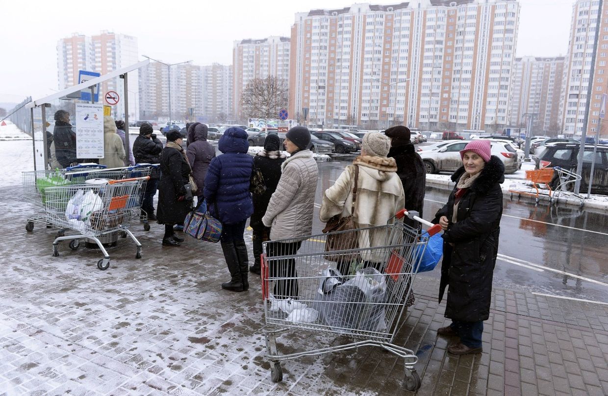 Москвичи на остановке автобуса рядом с гипермаркетом «Мега»