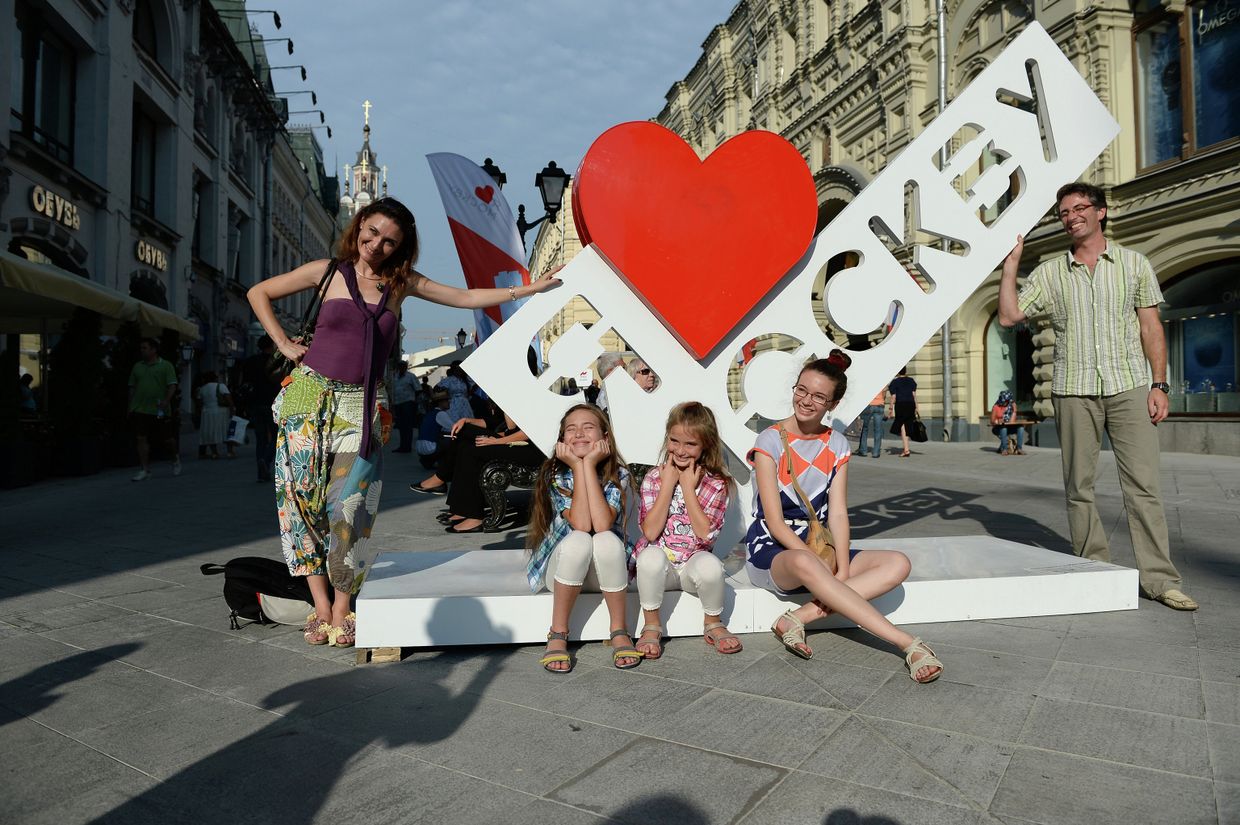 Пешеходная зона на Никольской улице в Москве