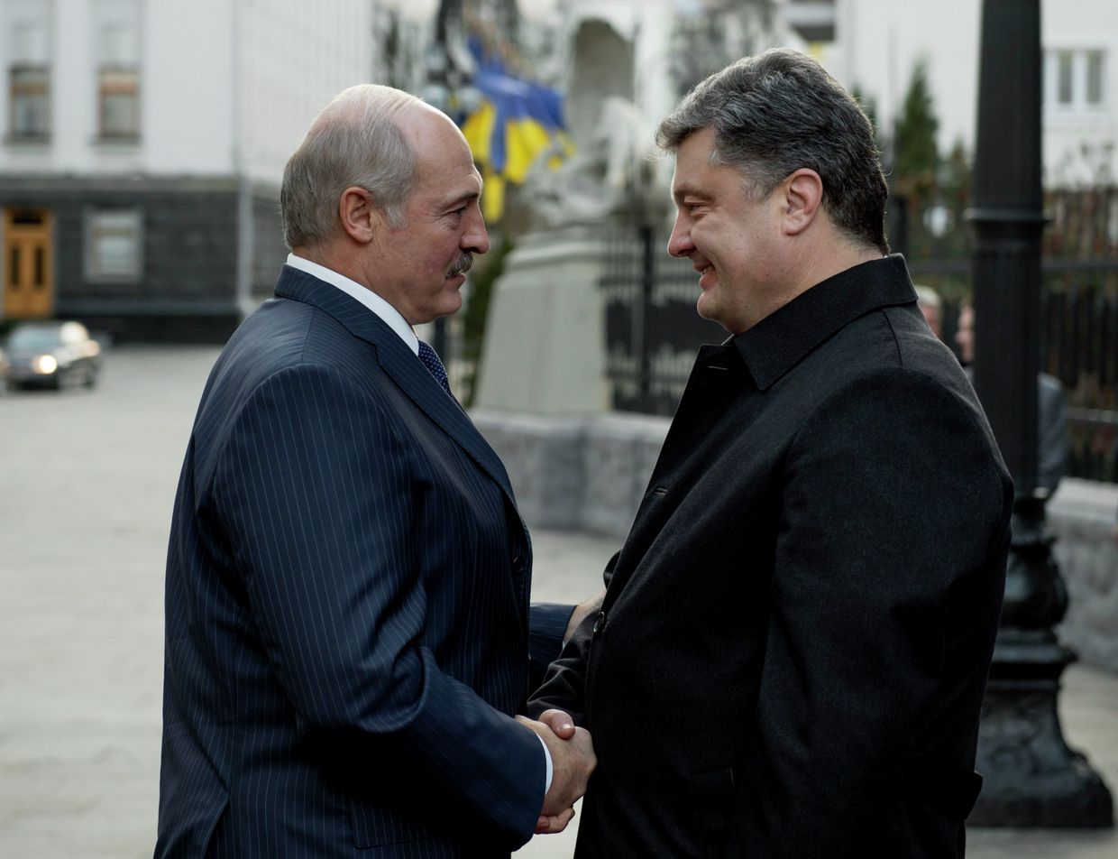 Президент Украины Петр Порошенко и президент Белоруссии Александр Лукашенко. Встреча на Украине