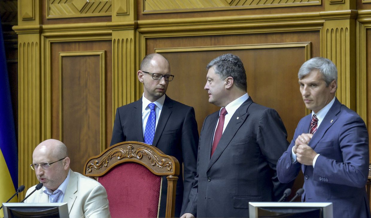 Председатель Верховной Рады Украины Александр Турчинов, премьер-министр Украины Арсений Яценюк, президент Украины Петр Порошенко и заместитель председателя Верховной Рады Украины Руслан Кошулинский (слева направо