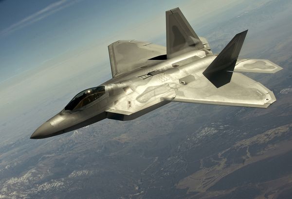 Многоцелевой истребитель пятого поколения F-22 «Рэптор»