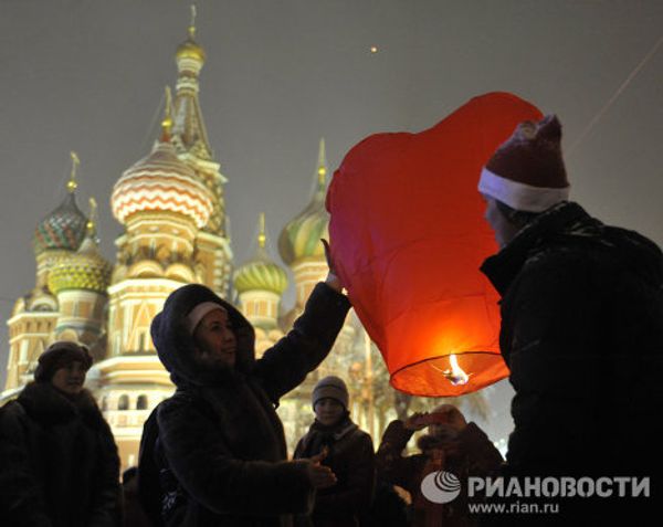 Москвичи и гости столицы встречают Новый год на Красной площади