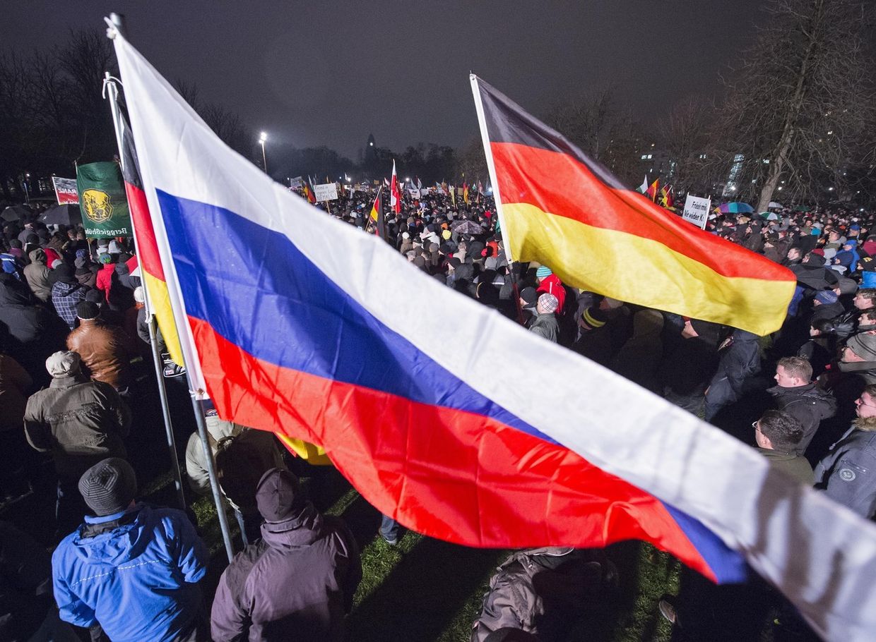 Демонстрация движения «Патриотичные европейцы против исламизации Запада» (Pegida) в Дрездене Демонстрация движения «Патриотичные европейцы против исламизации Запада» (Pegida) в Дрездене