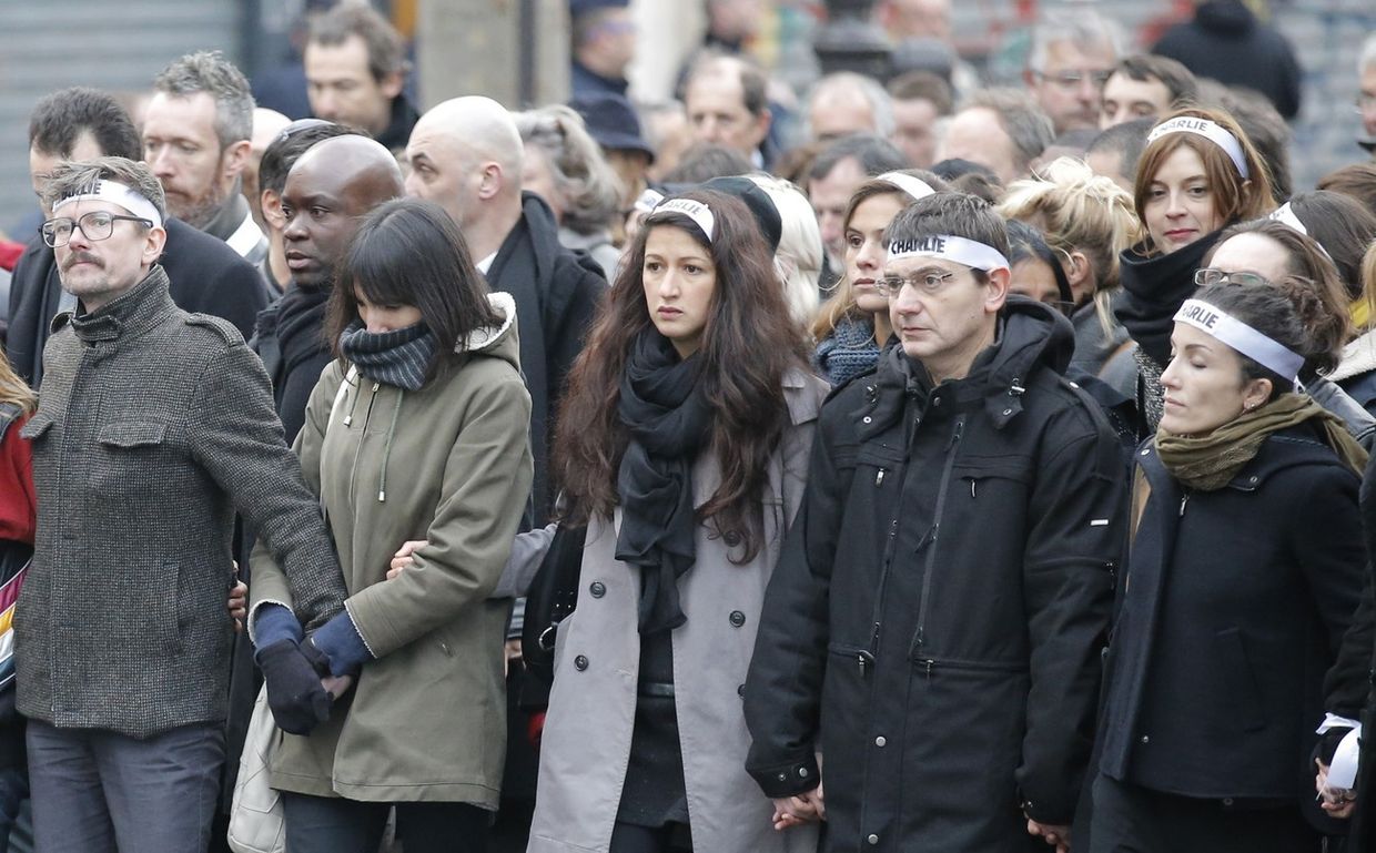 Сотрудники газеты Charlie Hebdo на марше единства в Париже, слева – художник Люз