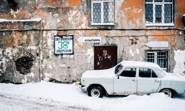 Старая «Волга» на Свердловской набережной в Санкт-Петербурге