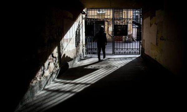 Мужчина выходит из двора на 8-й Советской улице в центре Санкт-Петербурга