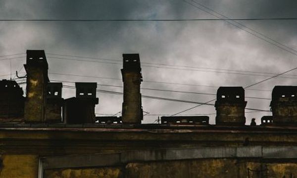 Девушка на крыше дома рядом со станцией метро «Владимирская» в Санкт-Петербурге