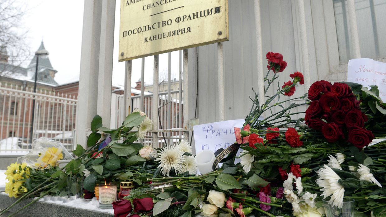 К посольству Франции в Москве несут цветы и свечи