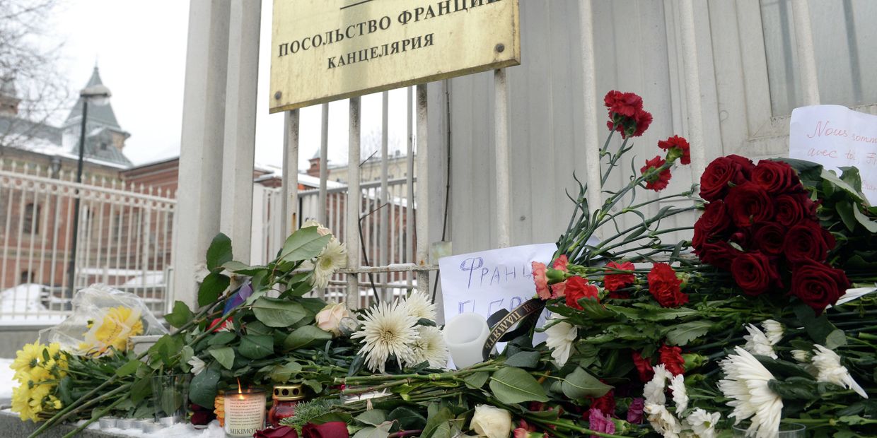 К посольству Франции в Москве несут цветы и свечи