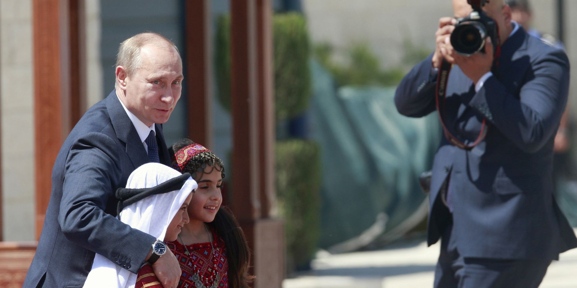 Владимир Путин с палестинскими детьми перед встречей с Махмудом Аббасом в Вифлееме - ИноСМИ, 1920, 03.04.2024