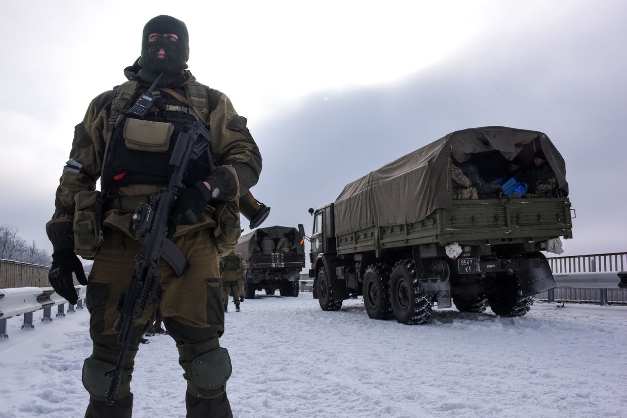 Пророссийский ополченец рядом с аэропортом Донецка