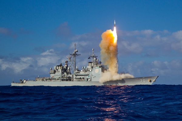 Корабль USS Lake Erie (CG-70) с боевой информационно-управляющей системой Aegis