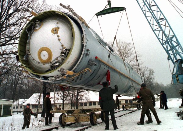 Подготовка ракеты УР-100Н (SS-19 по классификации США и НАТО) к уничтожению, военная часть рядом с поселком Вакуленчук