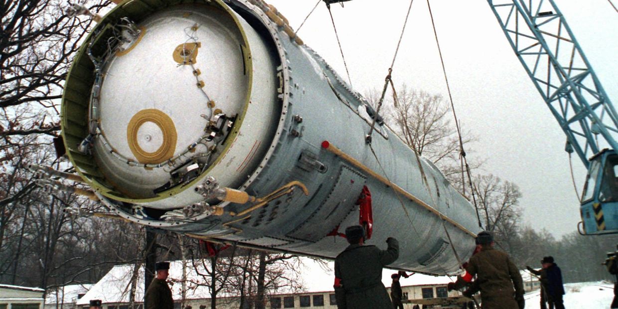Подготовка ракеты УР-100Н (SS-19 по классификации США и НАТО) к уничтожению, военная часть рядом с поселком Вакуленчук